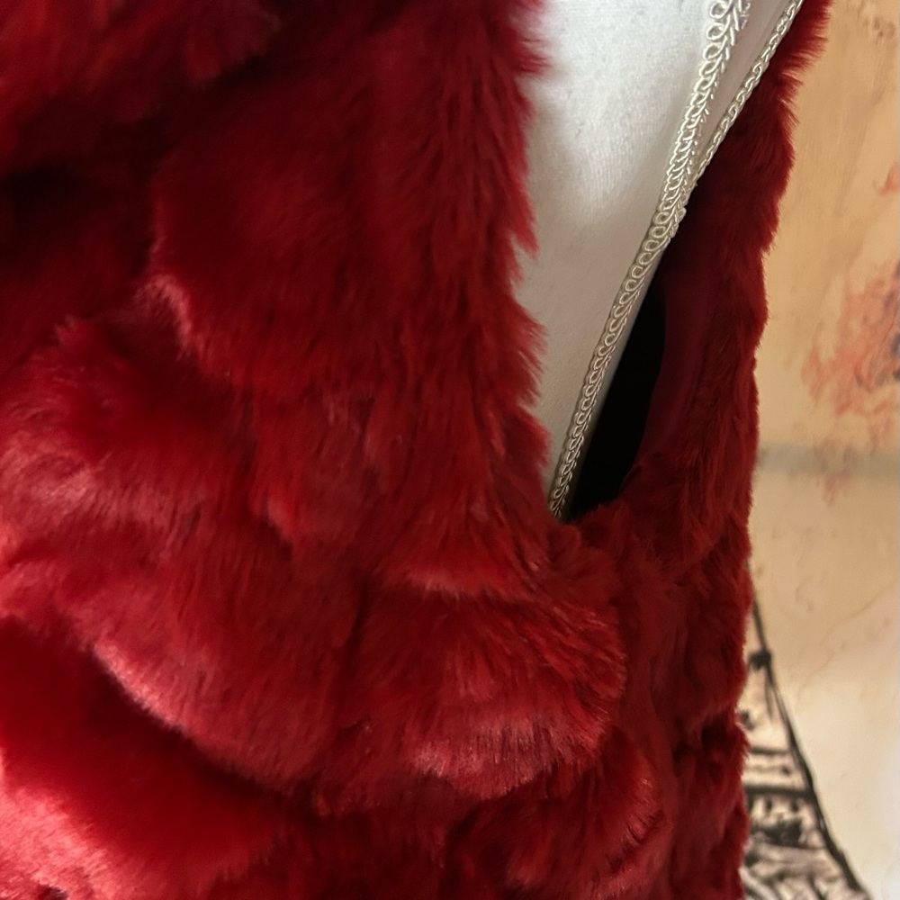 Love Tree - Plush Burgundy Faux Fur Vest. New Without Tags. Size L - Picture 2 of 4